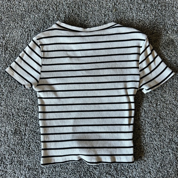 H&M - Black and White cropped striped top. Size XS. - Picture 2 of 3